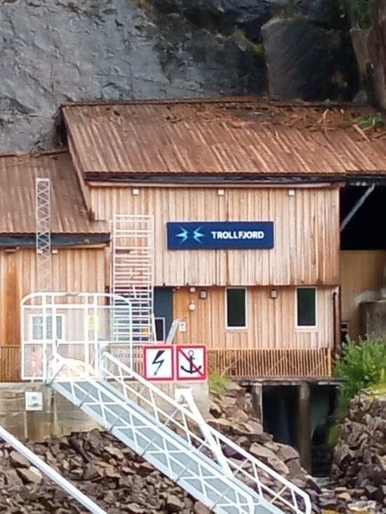 Au Trollfjord, l'électricité est produite par des conduites forcées