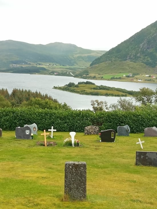 Vue du cimetière sur le fjord