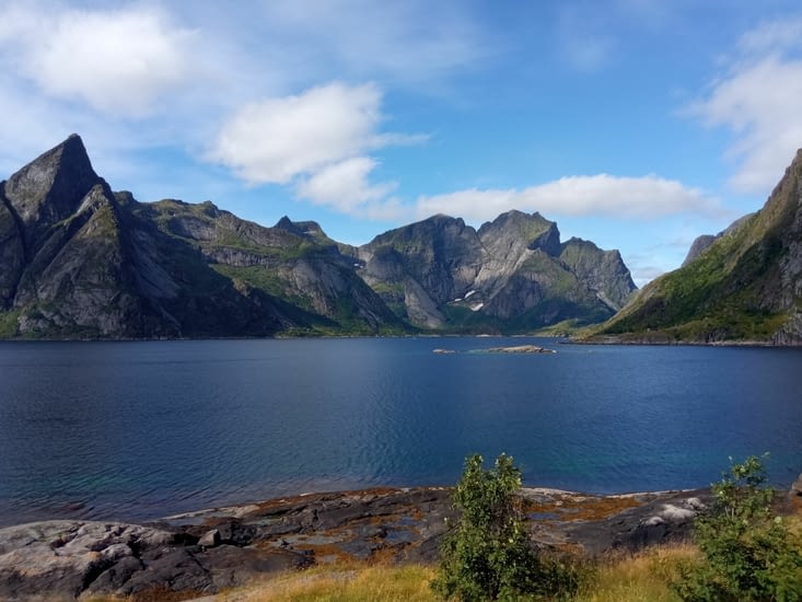 Un paysage typique des Lofoten : mer et montagne