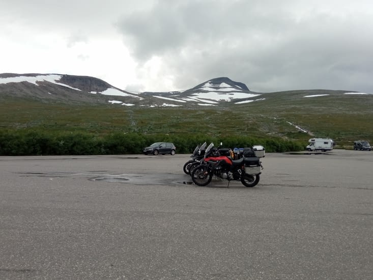 Vue du parking: un glacier entre deux montagnes. La neige est proche