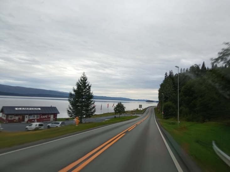 Bras d'un fjord en bordure de route