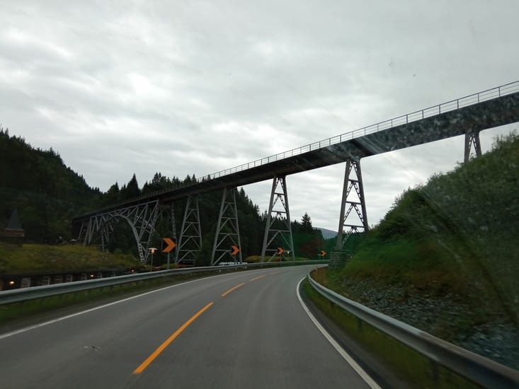Un pont métallique sur la route E6