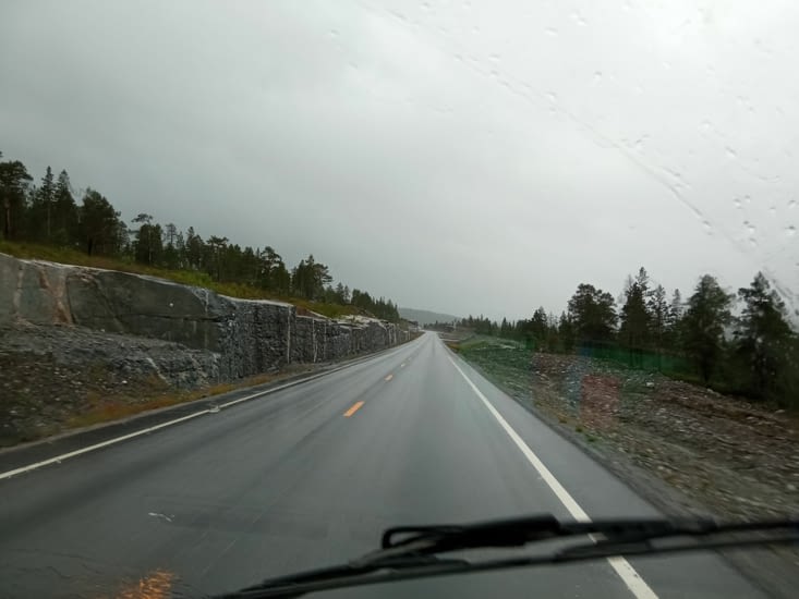 Sur la route E6 en direction de Trondheim, avec de la pluie, toujours de la pluie