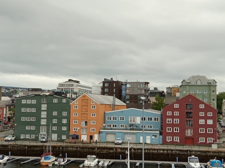 Premier cliché de Trondheim, avec ses bâtiments en couleur, 3ème ville du pays