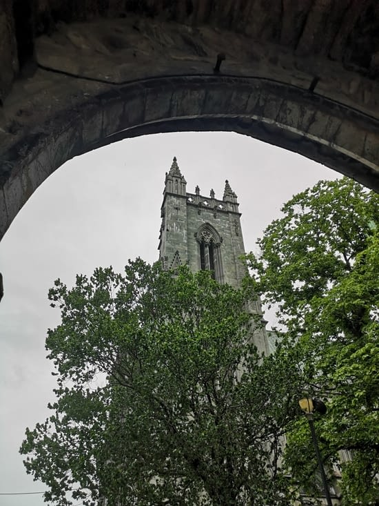 Première approche de la cathédrale de Trondheim. C'est l'heure des vêpres, pas de visites
