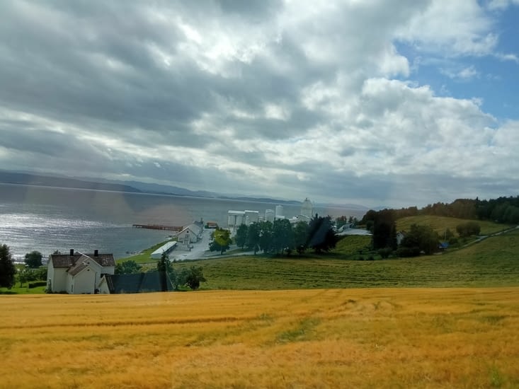 Usine de production de chaux en bordure du fjord. La Norvège a aussi son industrie...