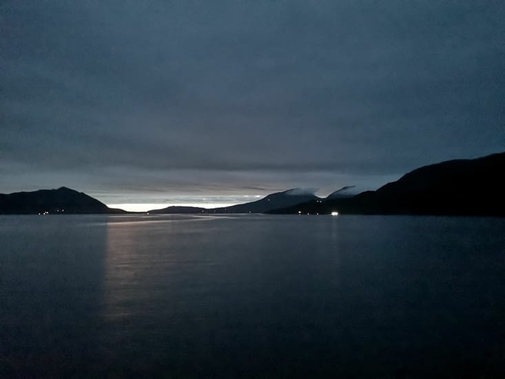 Ca y est la nuit nous entoure. On se gare près d'un bras de fjord, à l'écart de la route