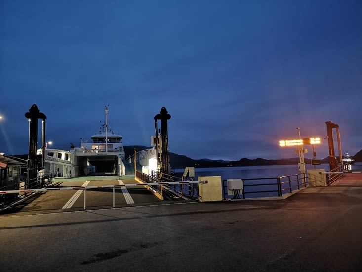 En route pour notre prochaine destination, le fjord de Geiranger. Un ferry de nuit