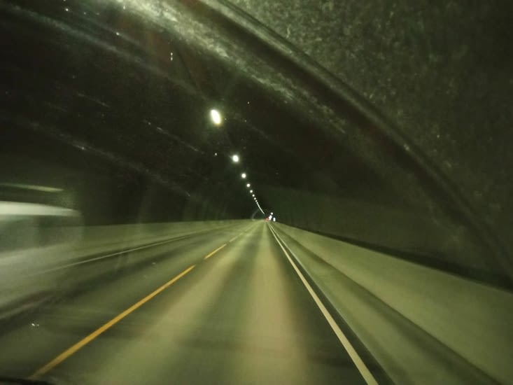 Dans les tunnels (il y en a vraiment souvent, pour 'couper' les massifs montagneux)