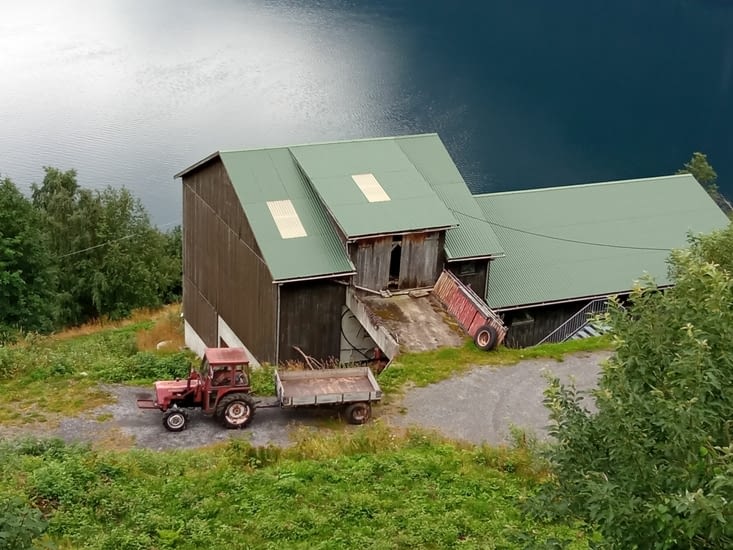 Ferme au dessus du fjord. La Norvège est un pays encore très rural