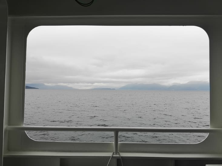 La vue du ferry est sympa. On s'habitue aux beaux paysages, même quand il fait gris !
