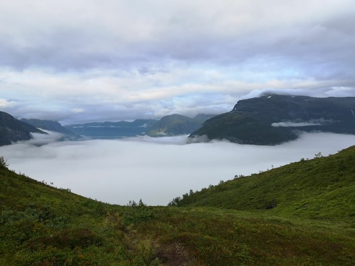 On arrive au col. La brume flotte au dessus du fjord Geiranger