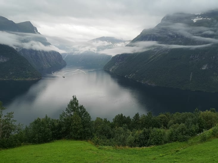 On arrive sur le Geiranger fjord. Vue plongeante, magique. Demain on traverse