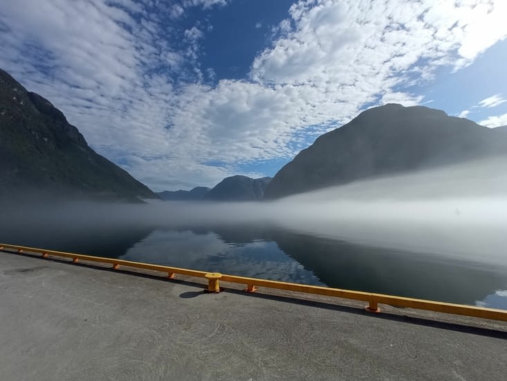 Le brume matinale persiste sur le Geirangerfjord