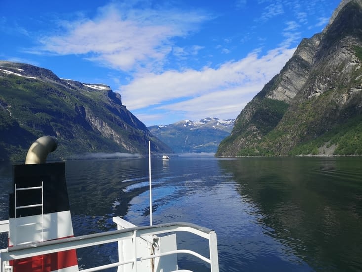 D'autres embarcations font profiter les touristes du panorama