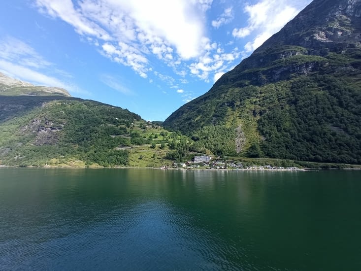 Geiranger est en vue, au fond du fjord
