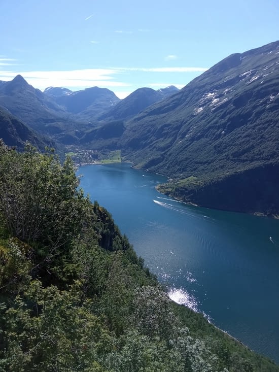 Marcel a bien grimpé les 11 virages en lacet de la route qui domine le fjord. Belle vue !