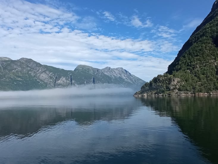 On s'avance de plus en plus dans le fjord