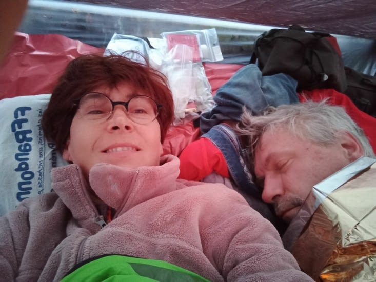 Réveil difficile sous la tente après une nuit trės fraiche