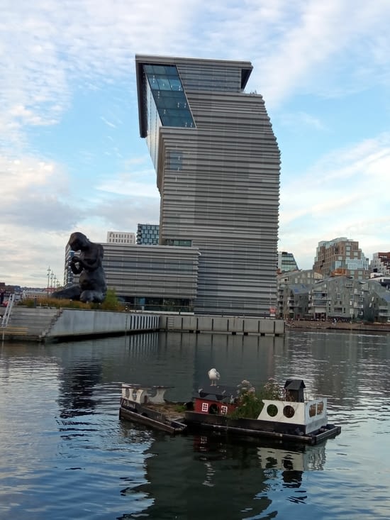 Vue du musée et de son architecture, sous un autre angle. Le bâtiment date de 2021