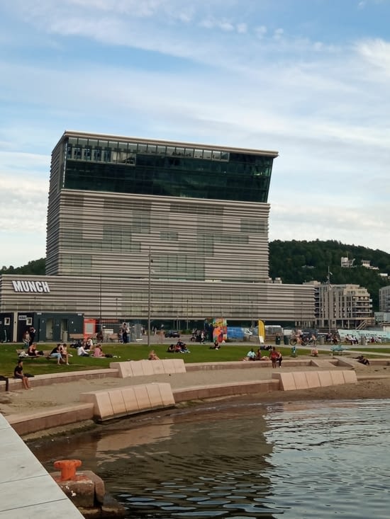 Le musée dédié à l'oeuvre de Munch et une plage urbaine, devant