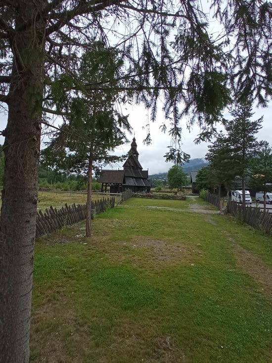 Petite étape au gros bourg de Gol, station d'hiver connue pour son église en bois