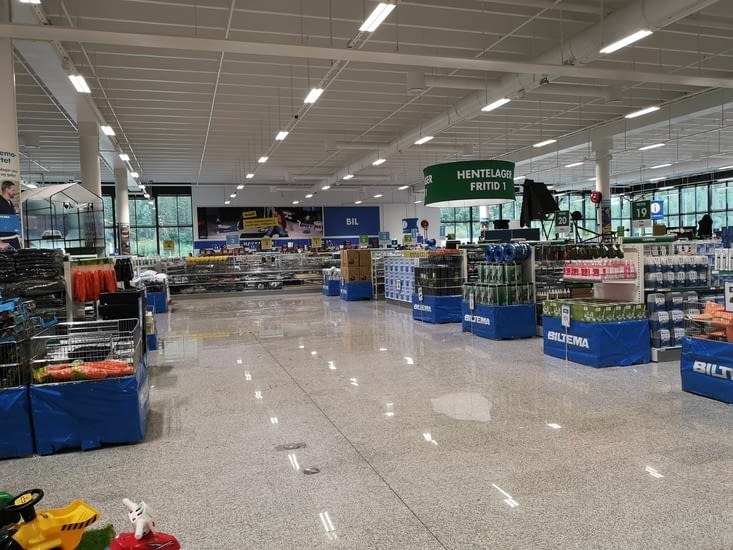 Visite d'un drugstore local. On y trouve tout pour la maison et plus...