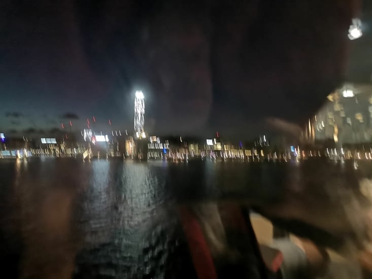 Goteborg by night. La photo est floue mais c'est la seule qu'on ait, prise du ferry