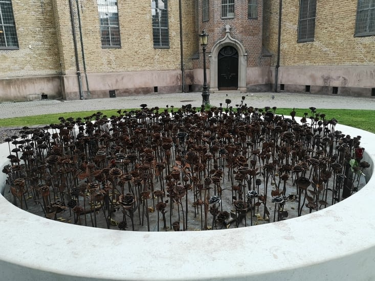Sculpture de roses... En mémoire de la tuerie d'Utoya, drame qui a marqué la Norvège