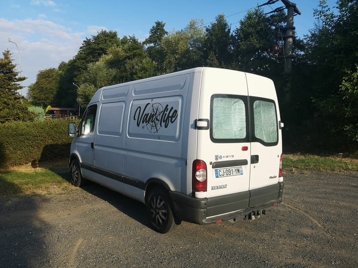 Marcel sur son dernier lieu de camping. On a fait dans l'utile, pas trop de verdure...