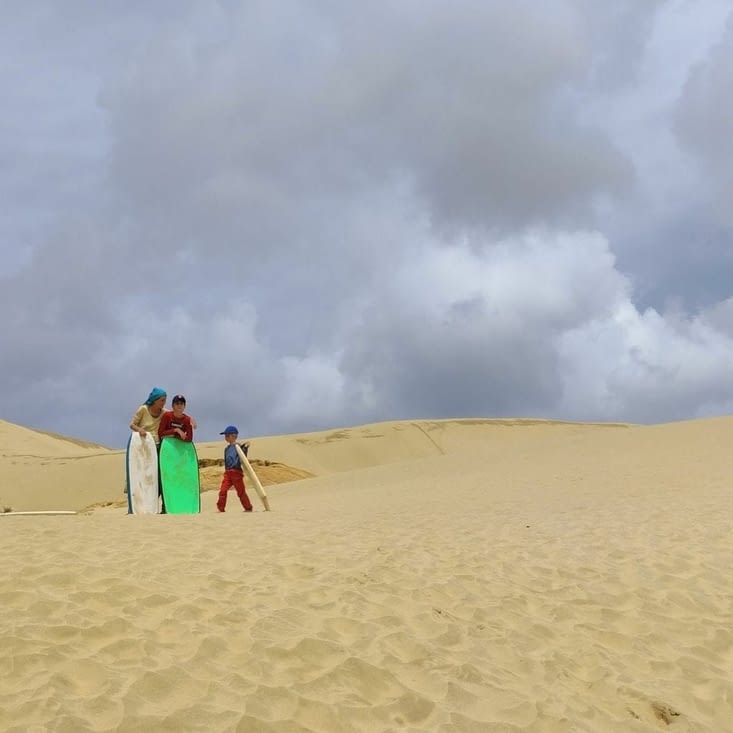 Descente des dunes en sandboard: fun mais crevant!