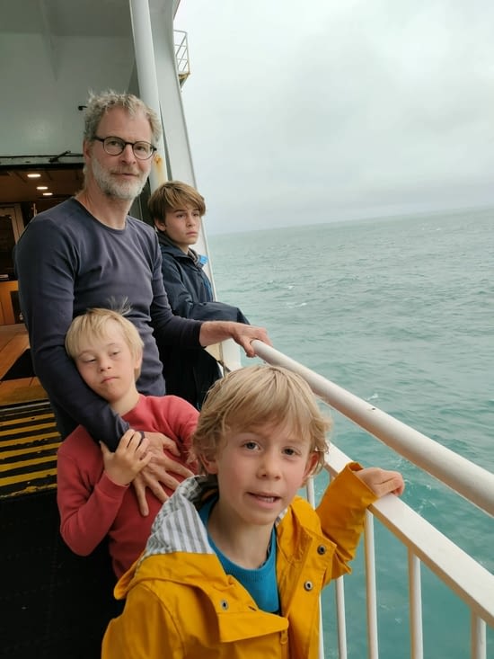 Départ en ferry sous une fine bruine