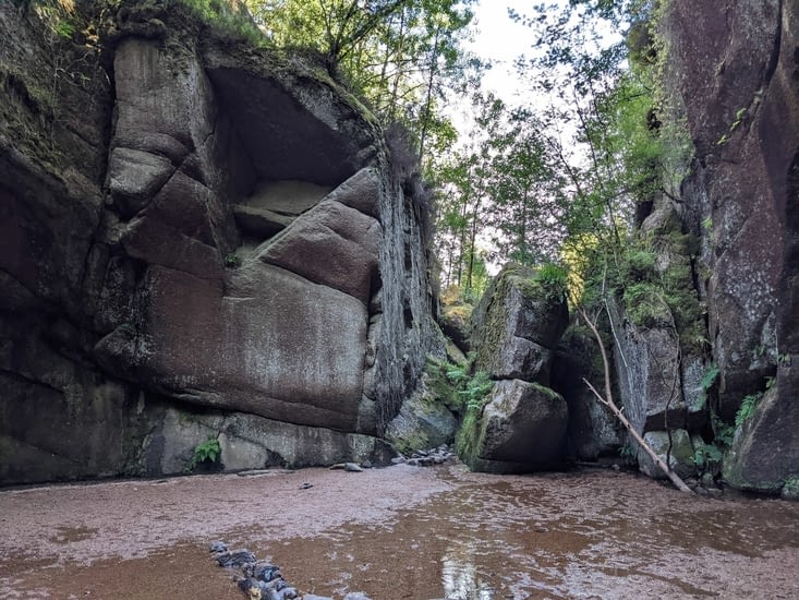 Apres l'entree on se retrouve dans ce cirque de rochers