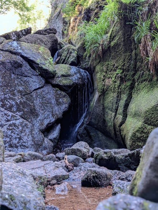 La cascade peu vigoureuse ca manque de pluie