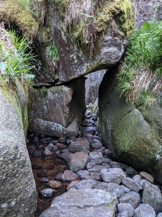 L'entree de l'antre de la cascade