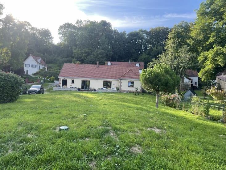 Jolie maison décorée avec beaucoup de goût .