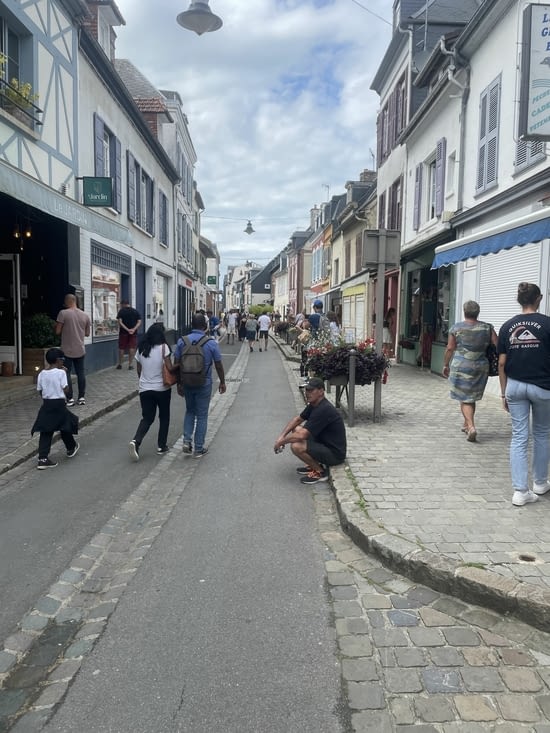 Saint Valéry sur Somme . C’est émouvant tout ce monde pour nous voir passer !