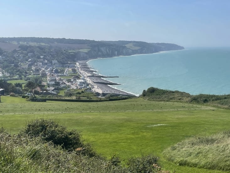 Pourville dans le fond et ses falaises …