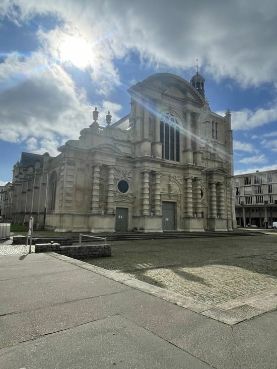 Église non détruite lors des bombardements.