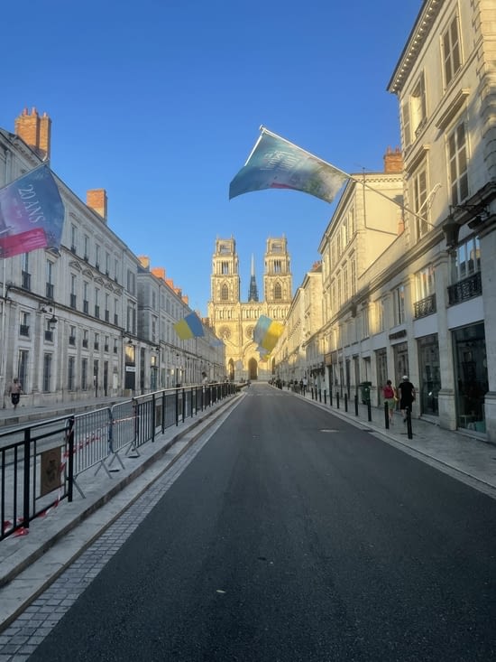 La grande rue donnant sur la Cathédrale.