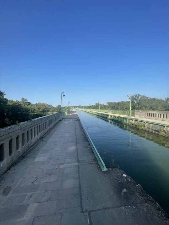 Canal qui passe sur la Loire .