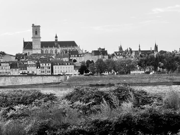 A droite de la cathédrale le Palais Ducal de Nevers .