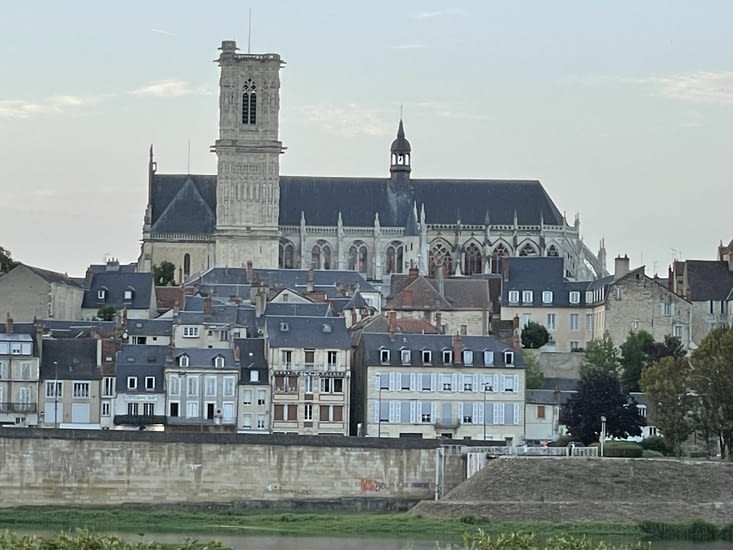 Cathédrale Saint Cyr et Sainte Julitte de Nevers .