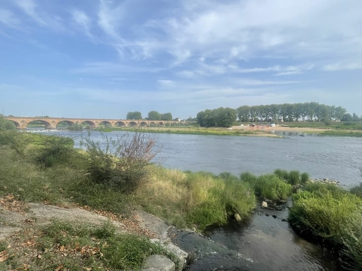 Nevers plage sur l’autre rive .