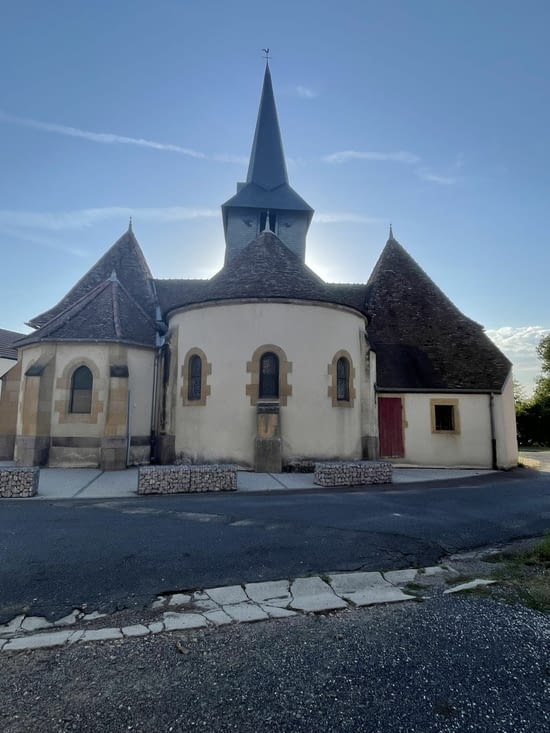 Jolie petite église de Coulanges.