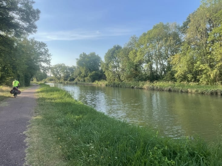 Un cycliste le long du canal de la Loire .