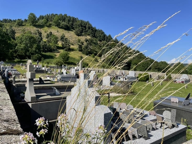 Cimetière de Chastel Murat … pas de robinet ! Assez rare pour être signalé .