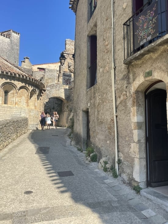 Derrière l’église