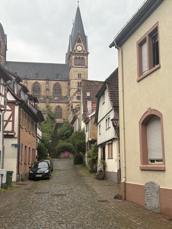 Très belle église en pierre de taille.