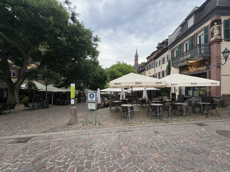 Le centre du village très touristique en tant normal.